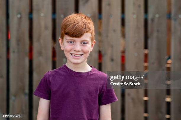 jonge redhead jongen - smiling boy in tshirt stockfoto's en -beelden