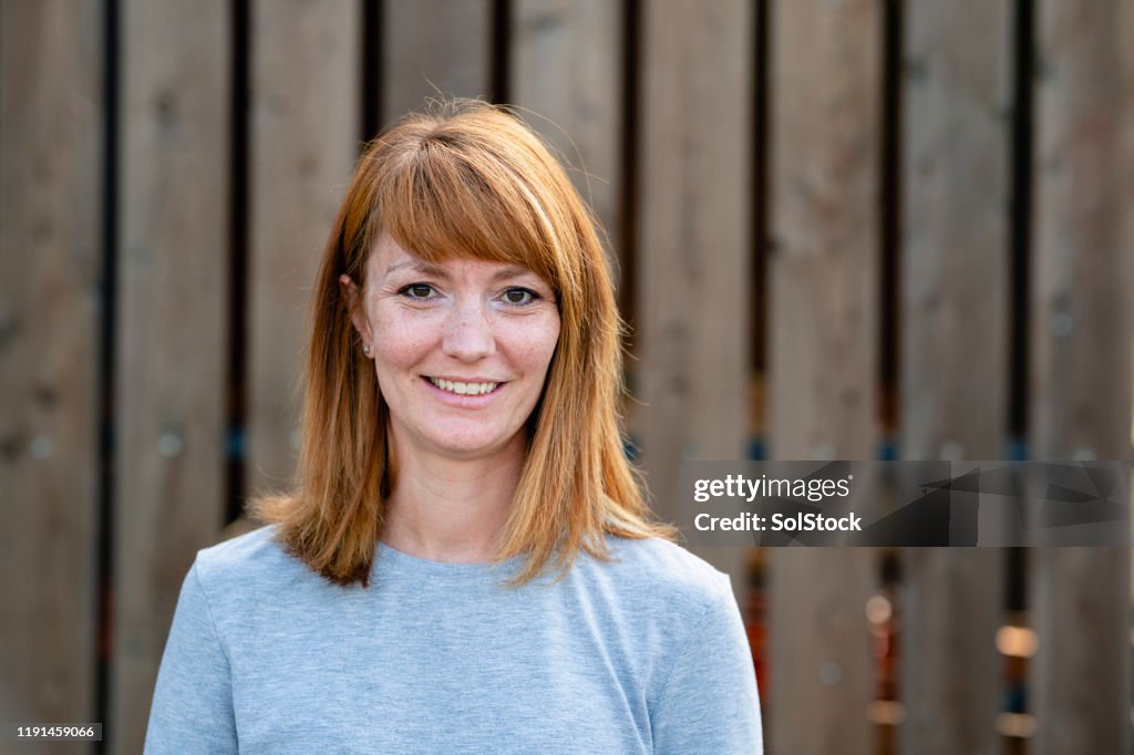 A Mid Adult Redhead Frau