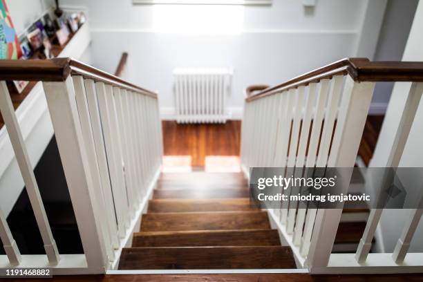 la vista giù per una scala di legno in casa - parapetto foto e immagini stock