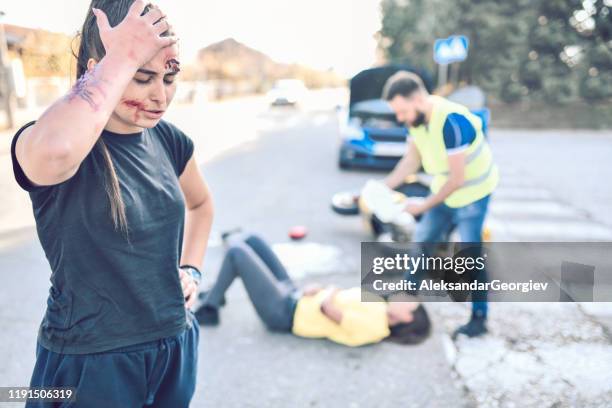 les personnes impliquées dans un accident de voiture sont toujours blessées et choquées par les événements - accident de la route photos et images de collection