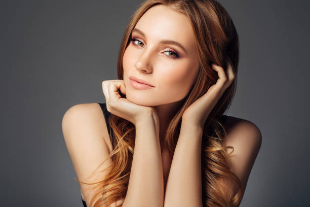 gorgeous woman posing on camera - mulher bonita imagens e fotografias de stock