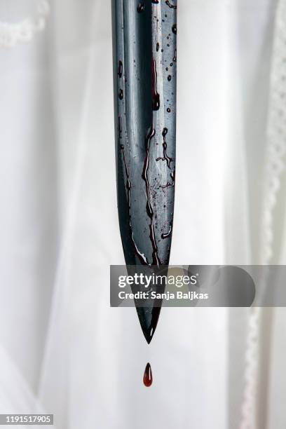 dagger with blood - bloody knife stockfoto's en -beelden