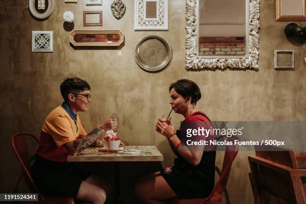 two women in cafe - dating stock-fotos und bilder