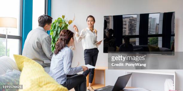 trabajo en equipo tiene una reunión de negocios - insight tv fotografías e imágenes de stock