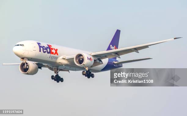 fedex 777 - fedex plane stock pictures, royalty-free photos & images