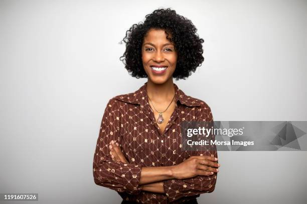 confident businesswoman against white background - 35 39 años fotografías e imágenes de stock