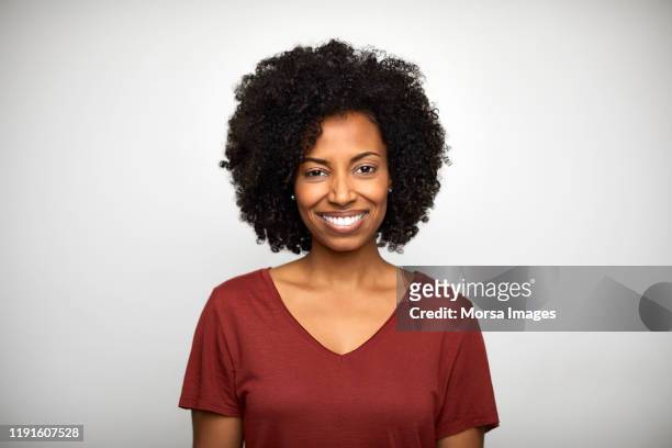smiling woman against white background - cabelo preto - fotografias e filmes do acervo