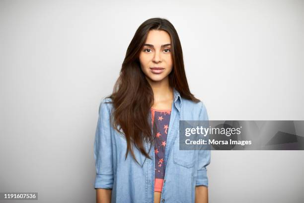 portrait of woman against white background - 面無表情 個照片及圖片檔