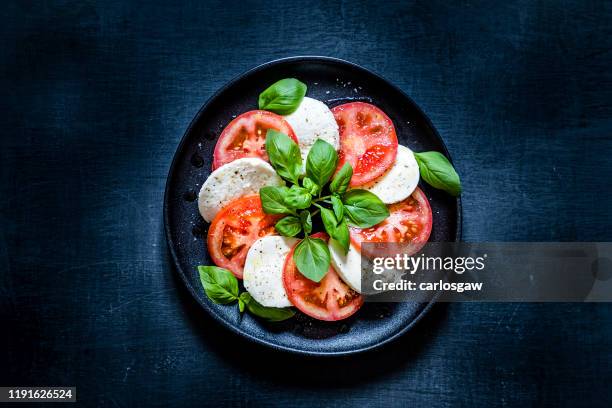 caprese salade - caprese stockfoto's en -beelden