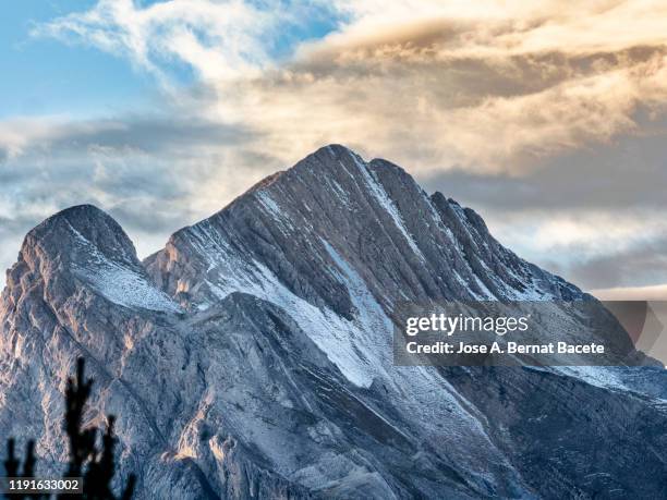 high mountain landscape in autumn with snow on top. ordesa national park, spain. - parco nazionale di ordesa foto e immagini stock