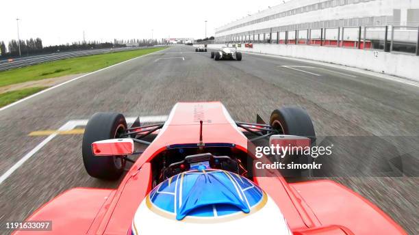 auto da corsa che guidano in pista - punto di vista del guidatore foto e immagini stock