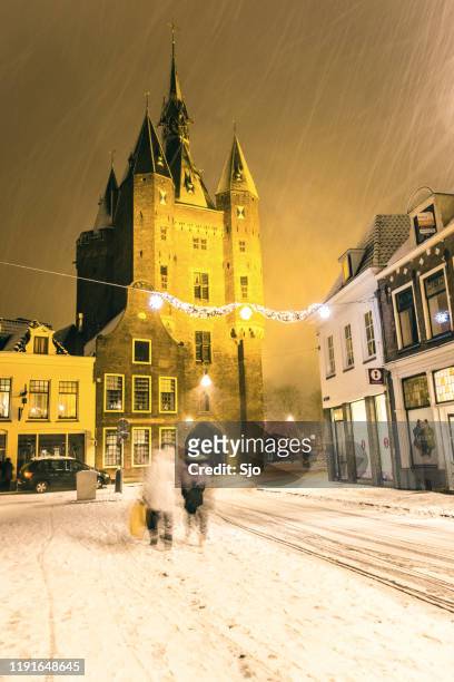 sassenpoort en zwolle, overijssel, países bajos durante una noche nevada de invierno - zwolle fotografías e imágenes de stock
