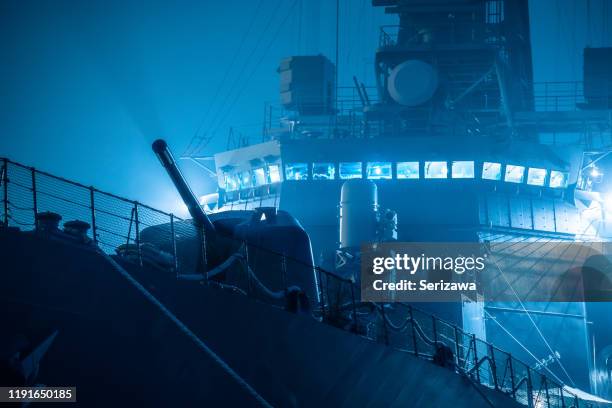 霧の中の護衛艦 - warship stock pictures, royalty-free photos & images