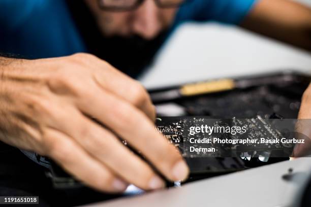it engineer upgrading / repairing the computer - upgrading computer stock pictures, royalty-free photos & images