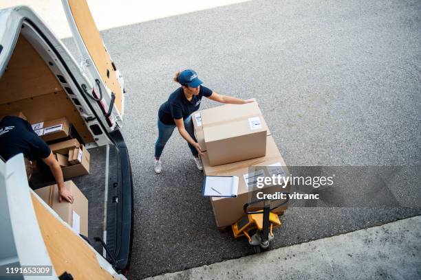 送貨員裝載送貨車 - loading dock 個照片及圖片檔