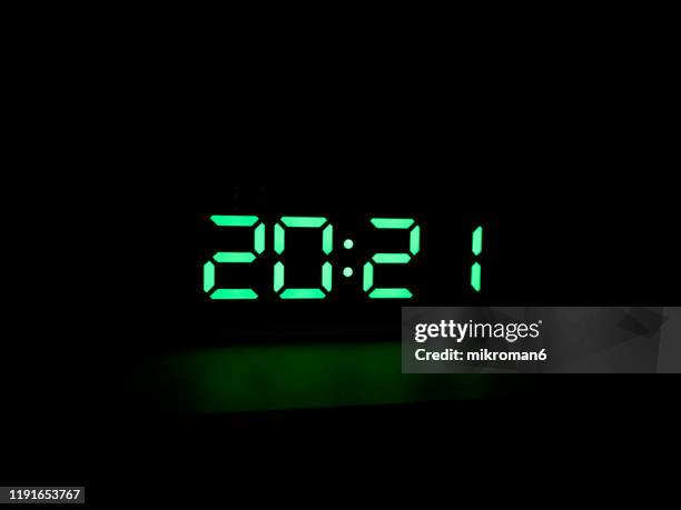 real green led digital clock showing time 20:21 - countdown fotografías e imágenes de stock