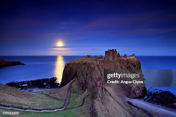 moonrise dunnottar castle aberdeenshire scotland - aberdeen scotland stock pictures, royalty-free photos & images