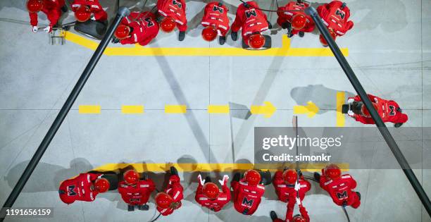 pit crew wacht op pit stop - crew stockfoto's en -beelden