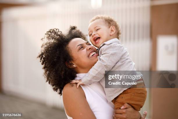 moeder en zoon hebben plezier - mothers babies stockfoto's en -beelden