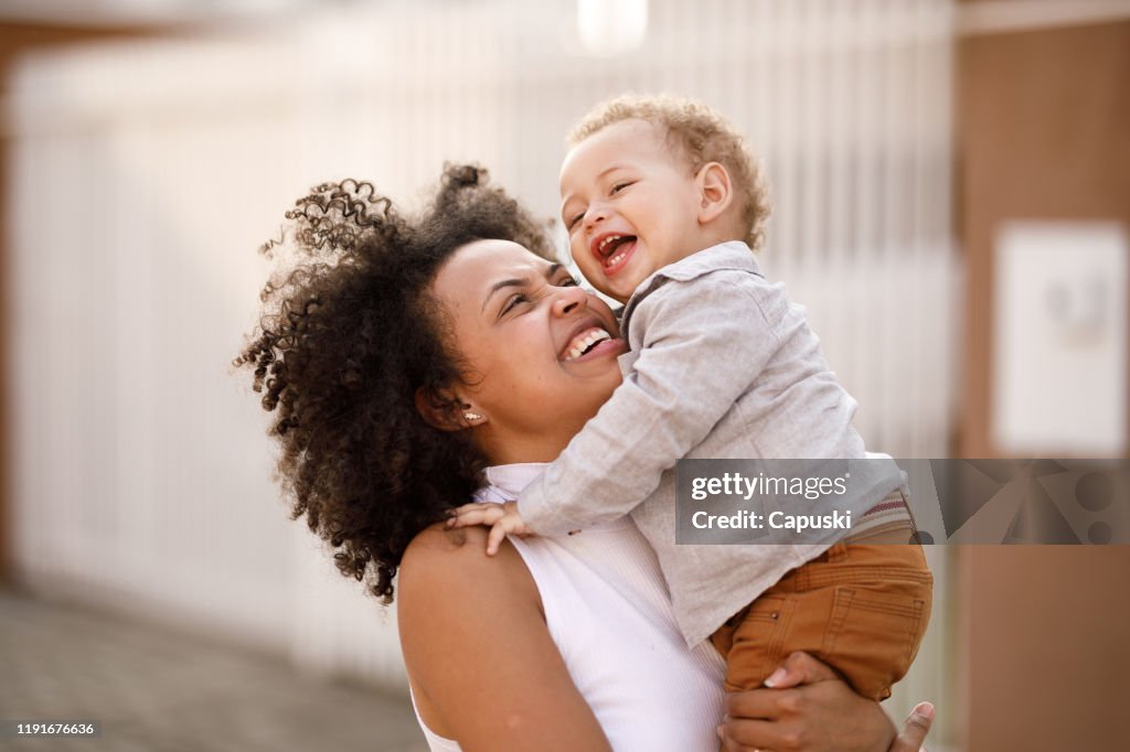 Mãe e filho que têm o divertimento
