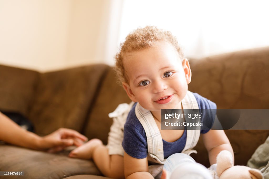 Niño sonriendo a la cámara