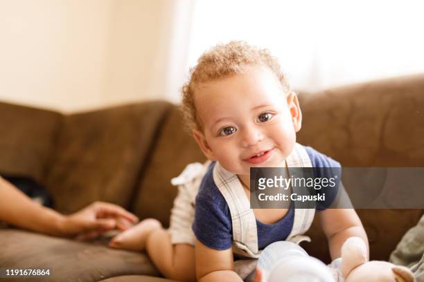 bambino sorridente alla telecamera - soltanto un neonato maschio foto e immagini stock