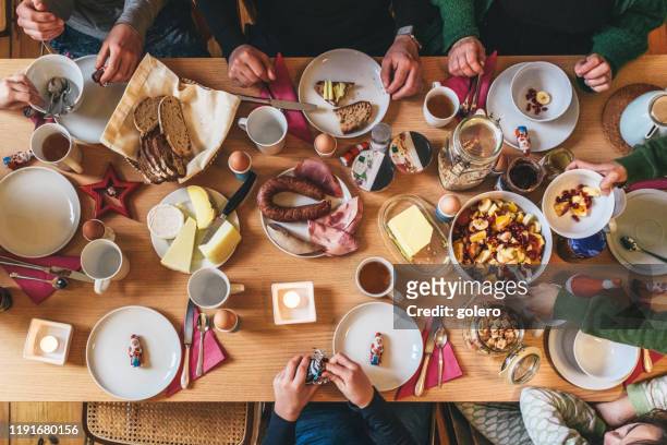 familie beim gemeinsamen frühstück im advent - brunch stock-fotos und bilder