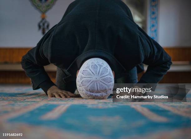 close-up shot van een moslim jonge man aanbaden in een moskee - young muslim man stockfoto's en -beelden