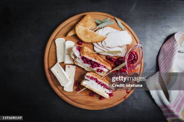 thanksgiving turkey sandwich with bree cheese and cranberry sauc - thanksgiving leftovers 個照片及圖片檔