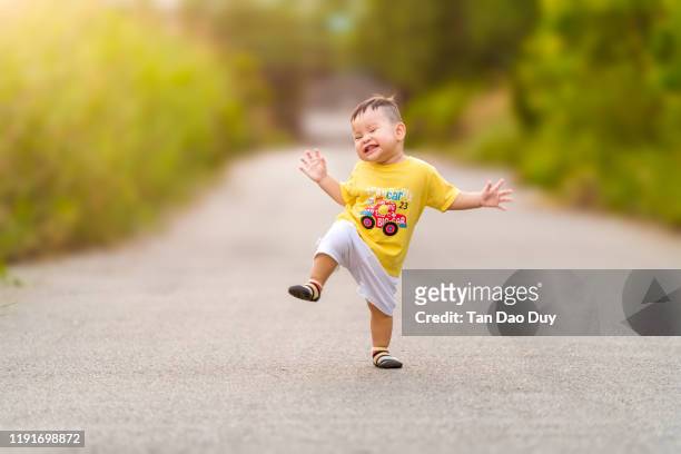 vietnamese - baby boys happy funny - toddler - happy toddler stockfoto's en -beelden