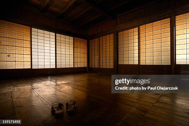 traditional japanese interior - shoji fotografías e imágenes de stock