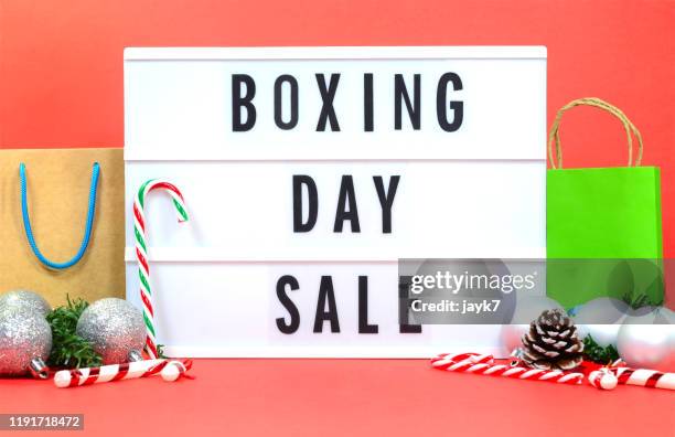 boxing day sale - boxing day shopping in winter stockfoto's en -beelden