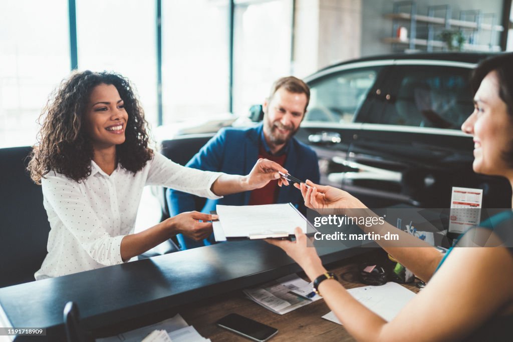 Paar im Showroom kaufen neues Auto