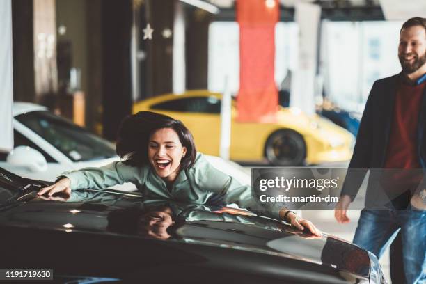 man koopt nieuwe auto voor zijn vrouw - audi man stockfoto's en -beelden