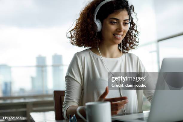giovane donna che lavora su laptop - teen webcam foto e immagini stock