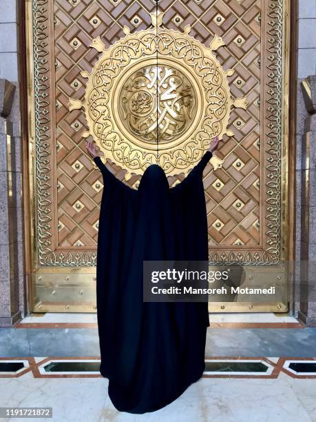 a woman infront of the king abdul azeez gate of prophet's mosque, medina - al masjid al nabawi stock-fotos und bilder
