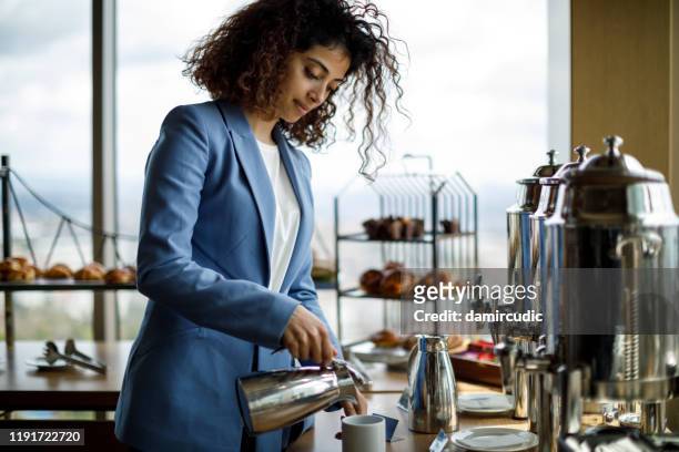 femme d'affaires ayant la coupure de café à la réunion d'affaires - hotel breakfast photos et images de collection