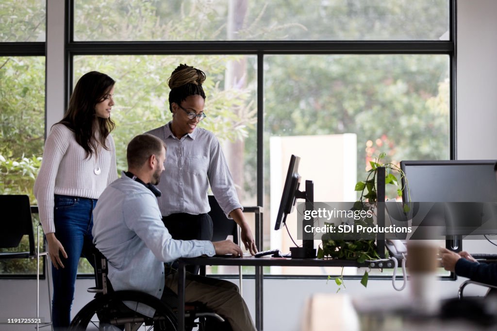 Team von Mitarbeitern, die zusammenarbeiten