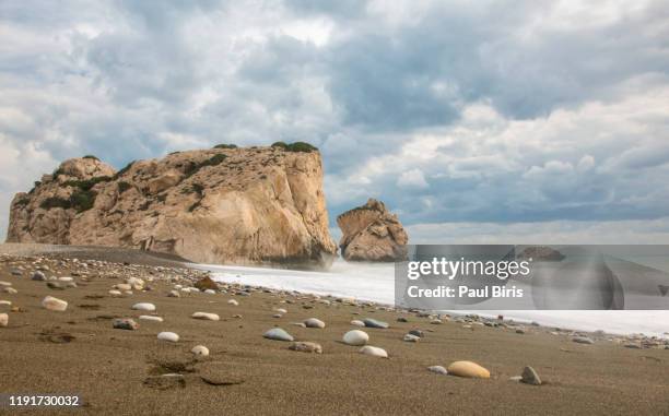 aphrodite's rock, bay of aphrodite. paphos, cyprus - limassol photos et images de collection