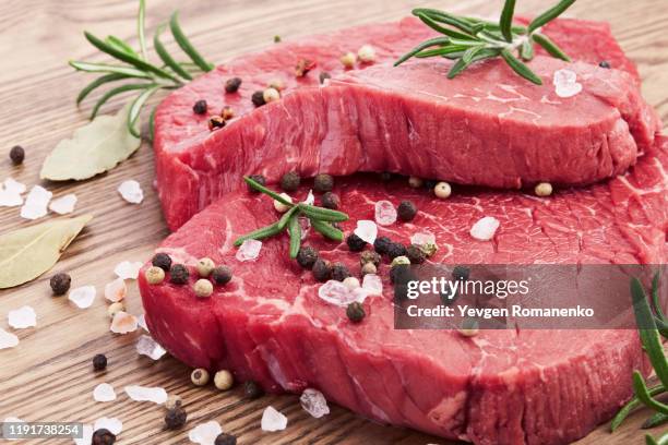 fresh raw meat with spice on wooden background - kalbfleisch stock-fotos und bilder