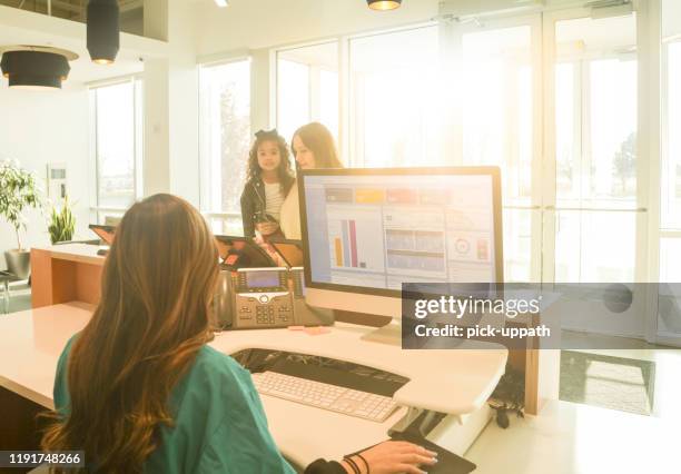 receptionist lobby with patients - medical software imagens e fotografias de stock