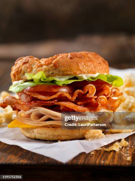 bolsa de queso con bajo contenido de carbohidratos / pavo blt con crujientes enjuagues de cerdo - bocadillo de beicon lechuga y tomate fotografías e imágenes de stock