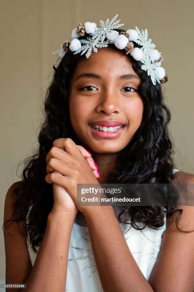 Retrato de vacaciones de chica preadolescente asiática.