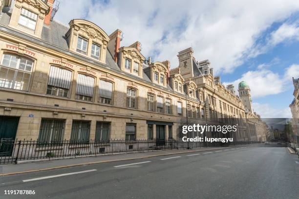 empty street of paris - paris street stock-fotos und bilder