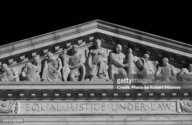 u.s. supreme court building: inscription "equal justice under law" and sculpture above main west entrance - usa:s högsta domstol bildbanksfoton och bilder