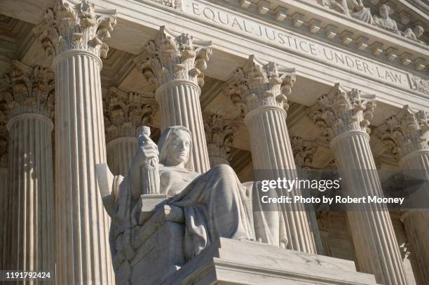 u.s. supreme court building: statue of contemplation of justice and inscription "equal justice under law" at main west entrance - us supreme court building stock-fotos und bilder