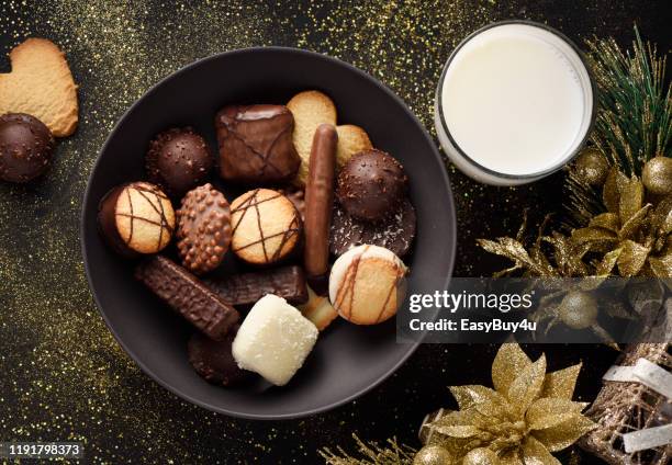 fancy chocolade koekjes en melk - samenstelling stockfoto's en -beelden