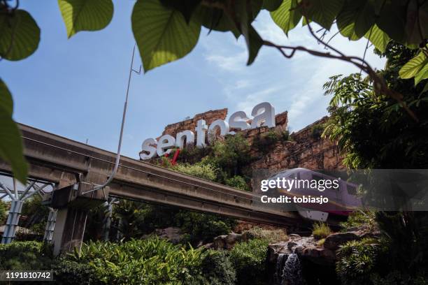 tren entra en la isla de sentosa en singapur - isla de sentosa fotografías e imágenes de stock