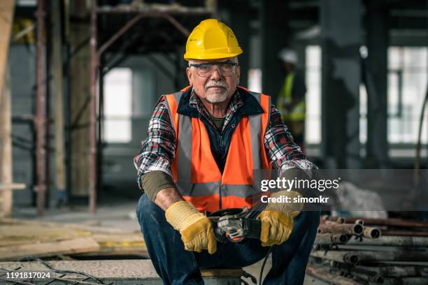 travailleur de construction s'asseyant au site - retraités qui travaillent photos et images de collection
