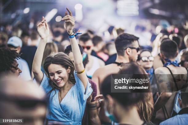 giovani amici felici che ballano in un festival musicale. - concert foto e immagini stock